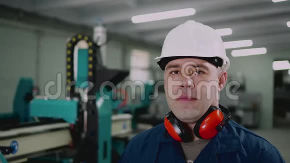 一名男工厂工人戴着安全眼镜视频的预览图