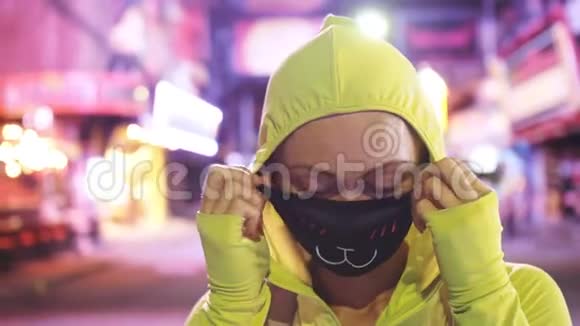 女人近距离看白种人在芭堤雅步行街戴着防护医疗面具封锁检疫视频的预览图