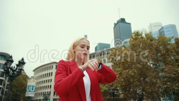 现代都市的女人站在会场视频的预览图