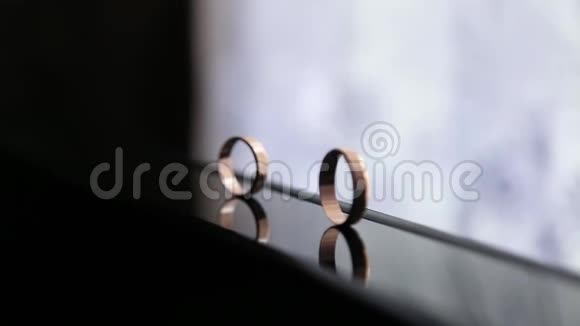 结婚戒指翻滚和坠落视频的预览图