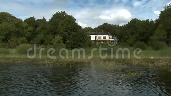 靠近湖水的房子视频的预览图