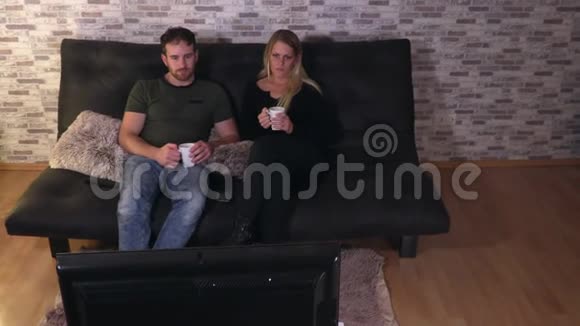 情侣在沙发上喝咖啡视频的预览图