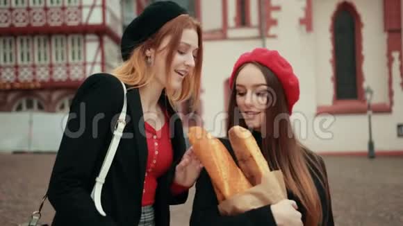 两个穿着黑色夹克和贝雷帽的漂亮法国女孩在欢快地战斗视频的预览图