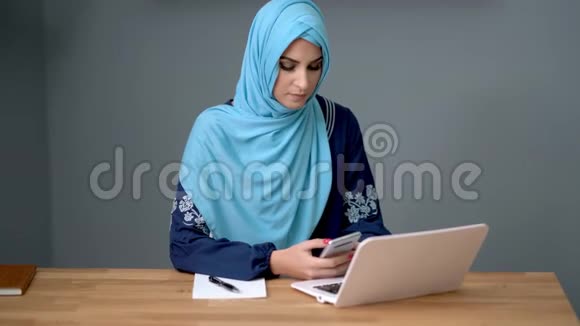 女性穆斯林学生在家学习视频的预览图