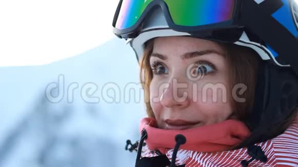 正在准备下山的女滑雪者滑雪滑雪板体育运动的胜利概念视频的预览图