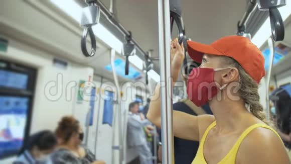 女性旅行白种人乘坐在地面列车上戴着防护医疗面罩空中列车女游客视频的预览图