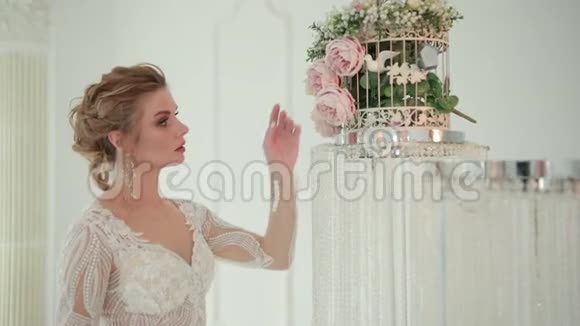 为相机摆姿势的金发新娘特写镜头触摸花朵视频的预览图