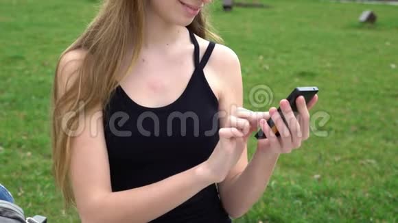城市公园户外使用触摸屏手机的特写女性手视频的预览图