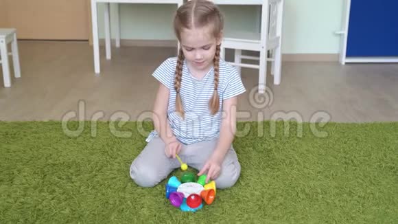 女孩扮演旋转的五颜六色的音乐钟声视频的预览图