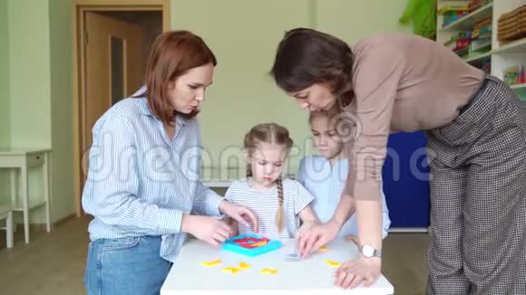 女人和两个女孩解决数学难题视频的预览图
