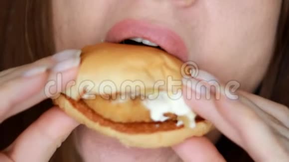 特写女人吃汉堡包嘴巴和快餐关门视频的预览图