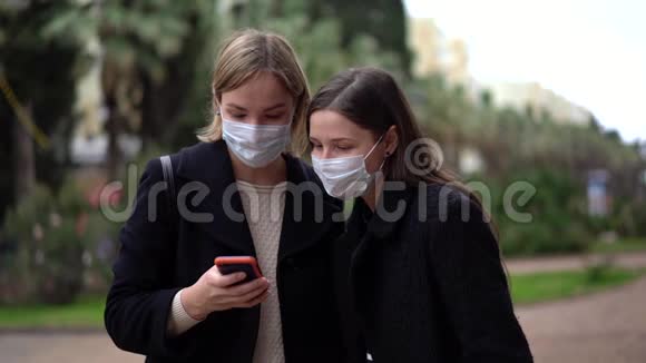 两名戴着医用防护面具的白种人年轻妇女视频的预览图