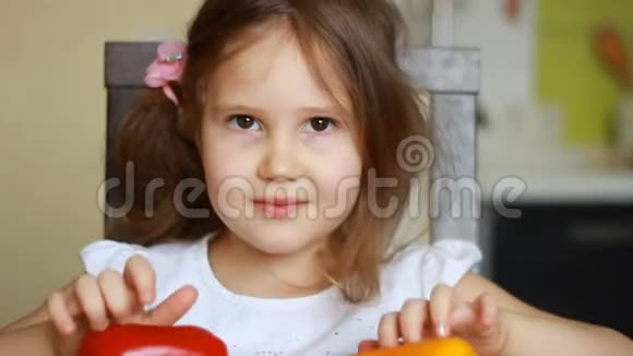 小女孩在玩红色和黄色的辣椒维生素素食纯素的概念健康食品视频的预览图
