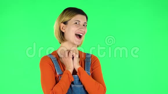 女孩带着哇的脸表情和温柔的微笑绿色屏幕视频的预览图