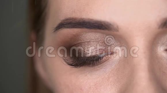 化妆师用刷子和眼影给蓝眼睛的女人化妆视频的预览图