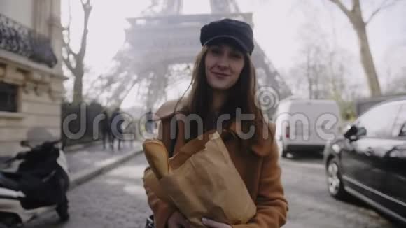在巴黎埃菲尔铁塔散步的开朗微笑的白种人女人给接线员一块法国面包视频的预览图