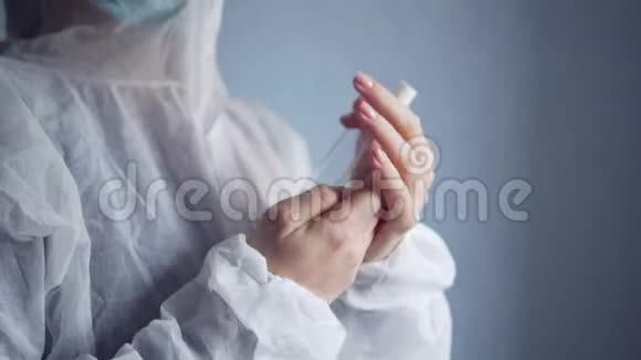 一名女医生用消毒喷雾消毒她的手视频的预览图