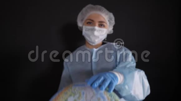 穿着防护服的女人拿着一个牌子上面写着帮助我女孩拿着一个地球模型一个地球仪视频的预览图