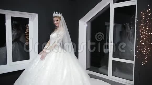 新娘头上戴着别致华丽的白色婚纱拖在地上视频的预览图