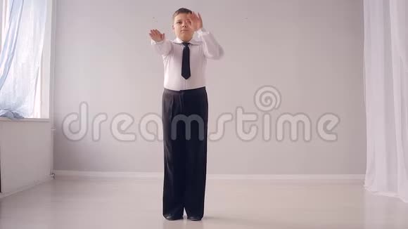 有趣的胖男孩舞蹈视频的预览图