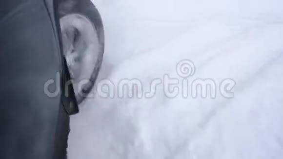 在雪地里漂流的汽车车轮视频的预览图