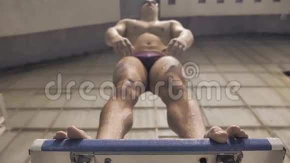 男子游泳开始地点关闭游泳的腿和手在开始前视频的预览图