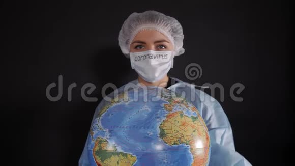 穿着防护服的女人拿着一个牌子上面写着Quarantine女孩拿着一个地球模型一个地球仪视频的预览图