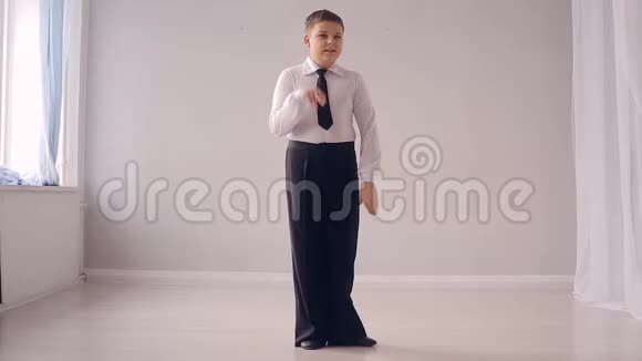 有趣的胖男孩舞蹈视频的预览图