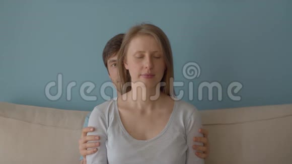 丈夫帮助妻子放松视频的预览图