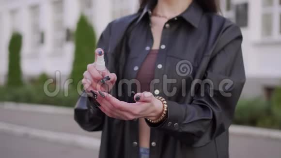 这名妇女用消毒剂消毒双手视频的预览图