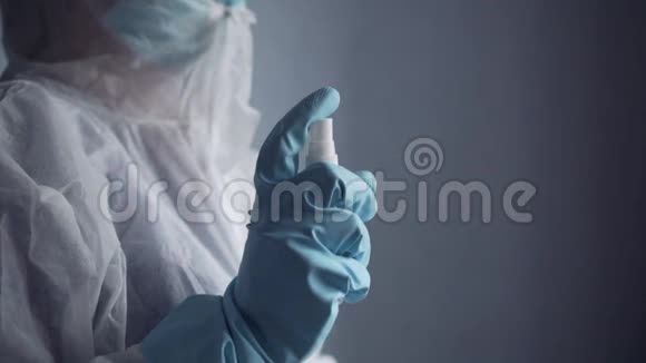 医疗保健提供者使用防腐剂喷雾消毒视频的预览图