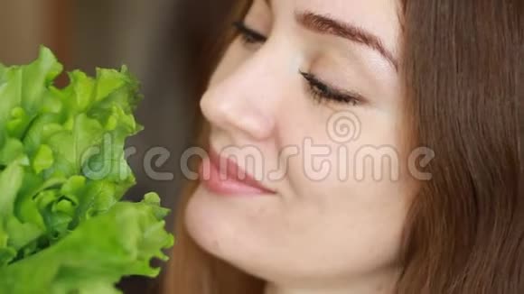 关闭女人吃绿色生菜健康食品素食素食生食饮食的概念视频的预览图