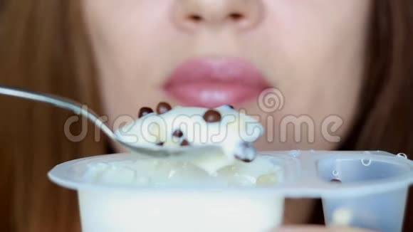 女人吃酸奶和奶酪加麦片特写女口吃早餐乳制品视频的预览图