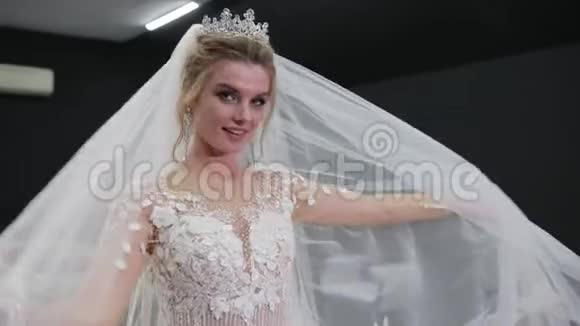 新娘身穿白色婚纱头戴皇冠手拿面纱视频的预览图