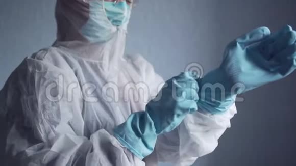 医生穿着防护服戴上手套视频的预览图