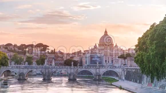 意大利罗马日落时分的圣彼得大教堂圣安杰洛大桥和提伯河视频的预览图