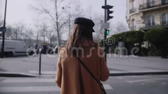 镜头跟随美丽时尚的旅游女人走在秋天的巴黎街道与食物和智能手机慢动作视频的预览图