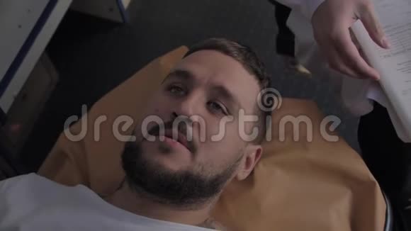 精神病人躺在救护车的沙发上医生试图找出他生病的原因视频的预览图