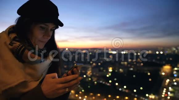 美丽快乐的年轻商务女性在史诗般的日落埃菲尔铁塔观景慢动作电话冲浪社交网络视频的预览图