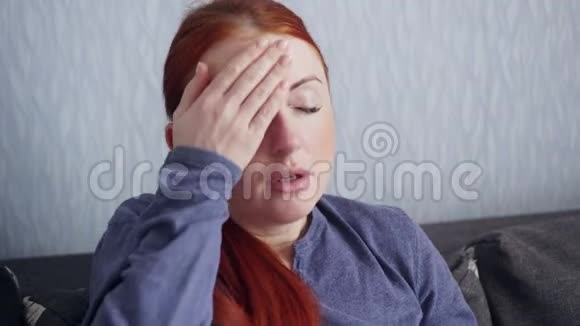 生病的女人在家里打喷嚏成一条纸围巾视频的预览图