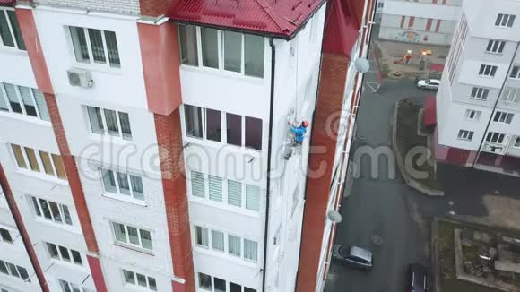 工业登山者在一座新建筑的立面上作画视频的预览图