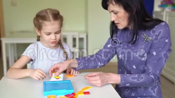 老师和小女孩解决数学难题视频的预览图