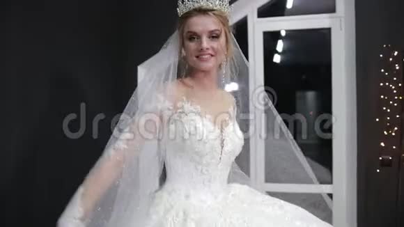 年轻的新娘头戴皇冠在镜头前摆姿势左转向右视频的预览图