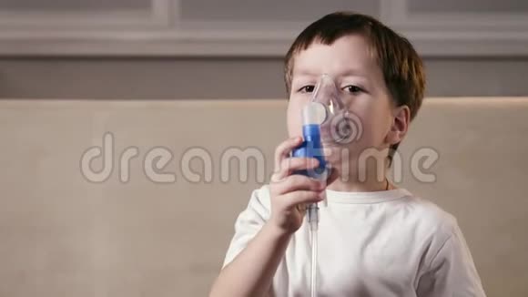 儿童通过雾化面罩深呼吸并用药物治疗感染视频的预览图