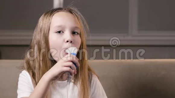 一个美丽的女孩在家里独自使用吸入器治疗哮喘或过敏视频的预览图