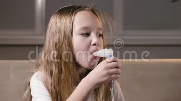 一个白人金发女孩用吸入剂通过一管蒸汽呼吸视频的预览图
