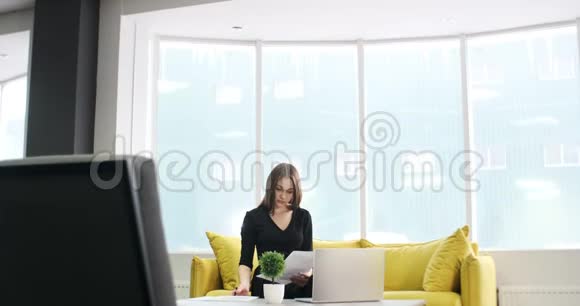 关心妇女在办公室工作和思考解决问题在笔记本和笔记本上工作的漂亮女性视频的预览图