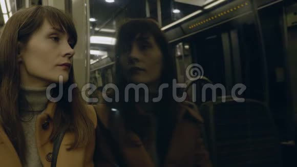 年轻冷静体贴美丽的白种人女乘客从地铁车窗外缓慢移动的肖像视频的预览图