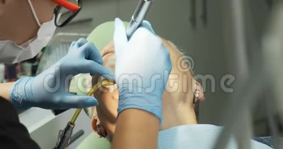 女牙医为老年妇女病人做牙科治疗视频的预览图