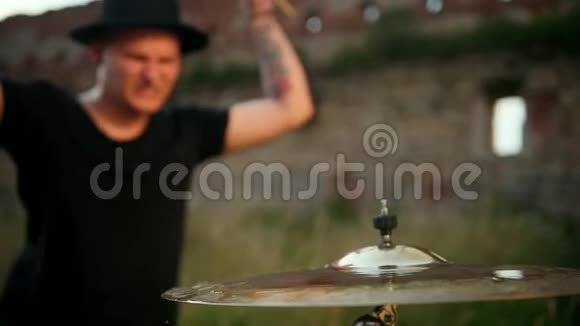鼓手音乐家打湿鼓和水溅慢动作视频的预览图